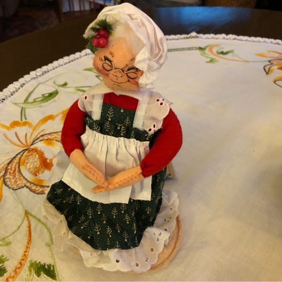 Vintage Annalee Mrs. Claus Doll. 1992 Item #5032. Green Apron. Tags Attached - Picture 2 of 16